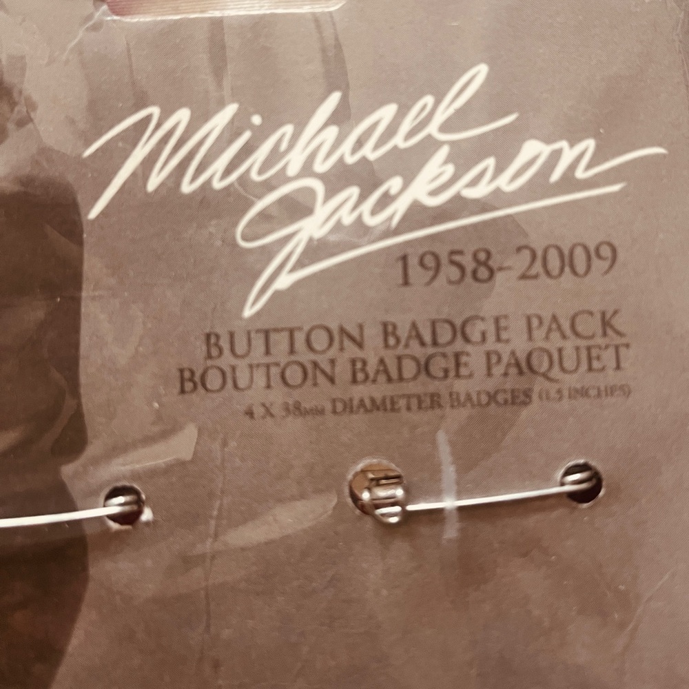 MICHAEL JACKSON,NEW 2009 OFFICIAL SET OF 4 PINBACK BUTTONS BADGE PACK 1.5” - Picture 6 of 7